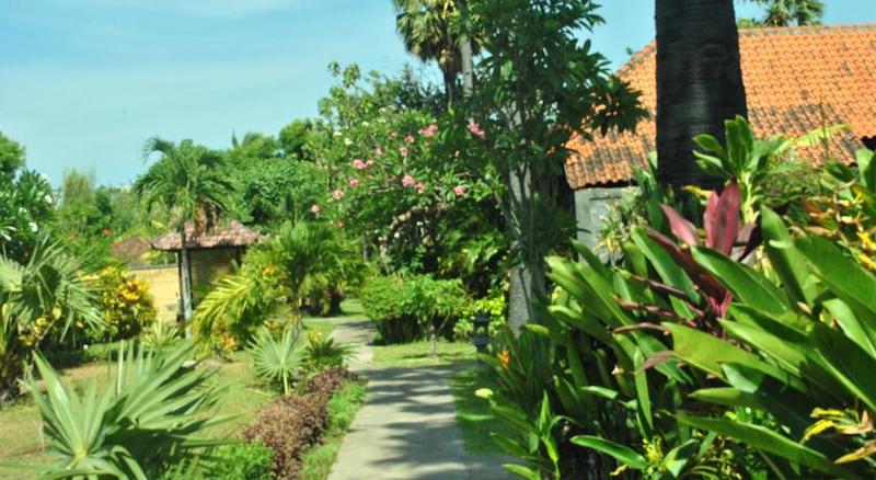 בית מלון כפרי Taman Selini Wahana Beach Resort