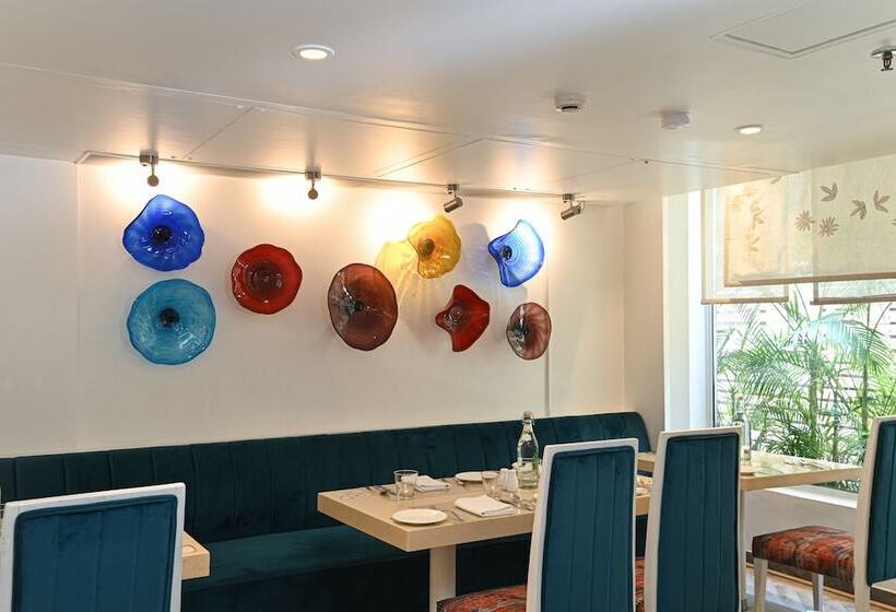 Отель The Ashtan Sarovar Portico