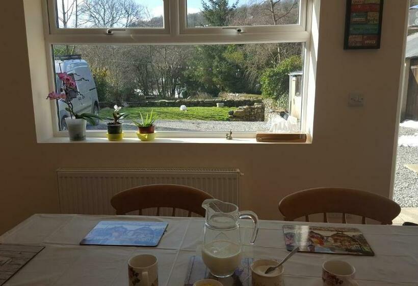 צימר Brookside Cottage