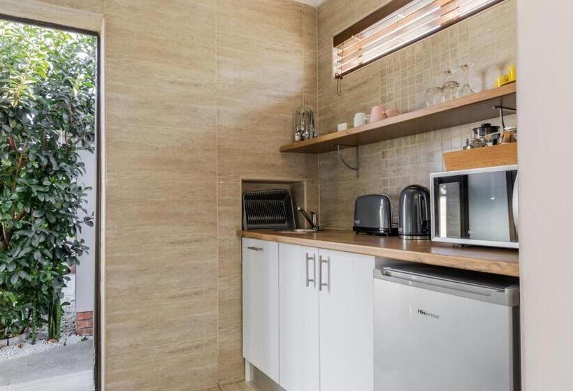 تختخواب و صبحانه Three Small Trees