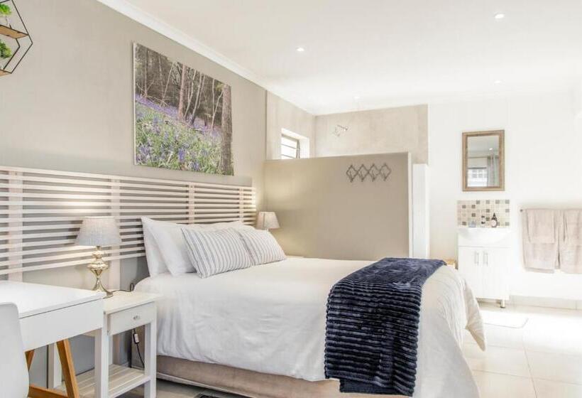 تختخواب و صبحانه Three Small Trees