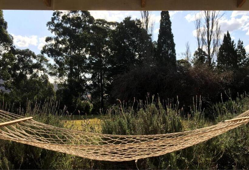 בית מלון כפרי Wild Hare Cottages