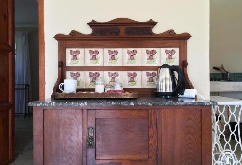 בית מלון כפרי Wild Hare Cottages