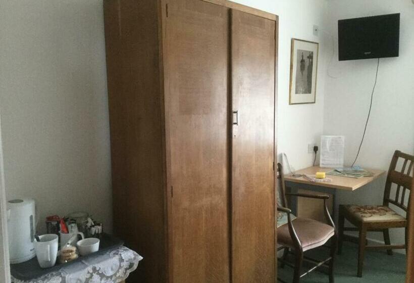 Пансион 4 Lyndhurst Rd