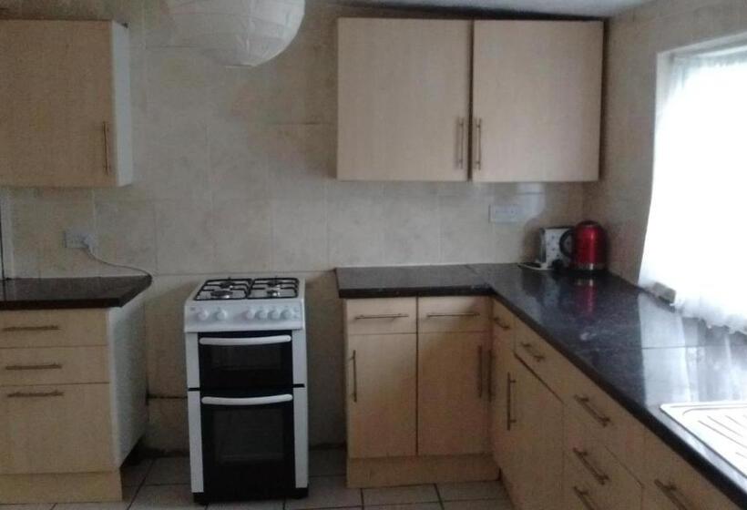 Пансион Room Only Guest Accommodation, Guest House