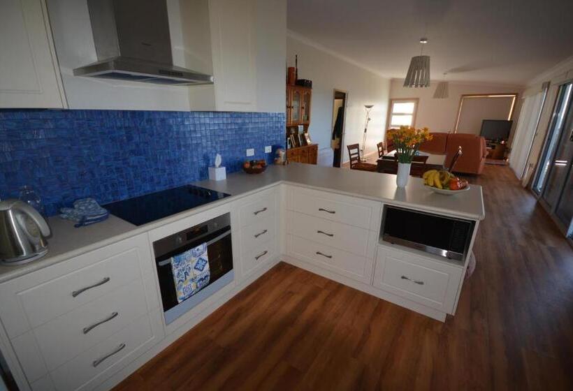 تختخواب و صبحانه Seascape Beach House