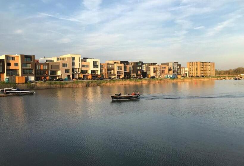 تختخواب و صبحانه Waterfront Studio