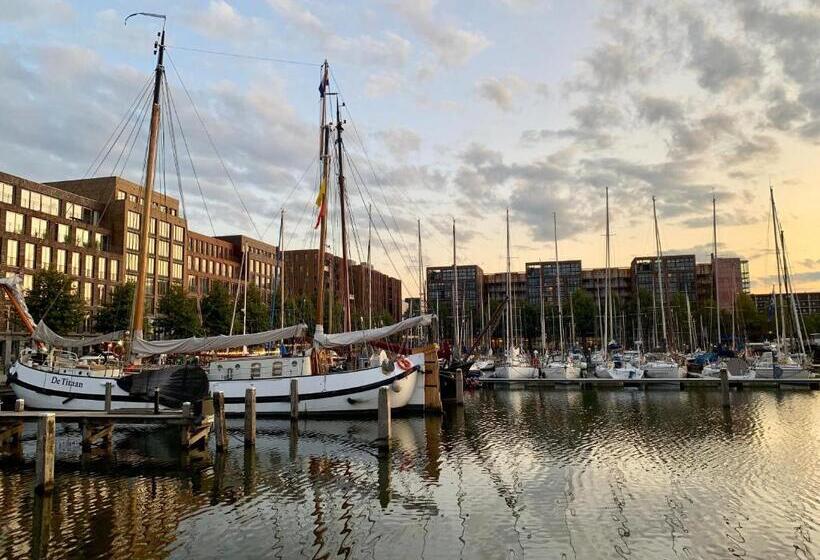 تختخواب و صبحانه Waterfront Studio