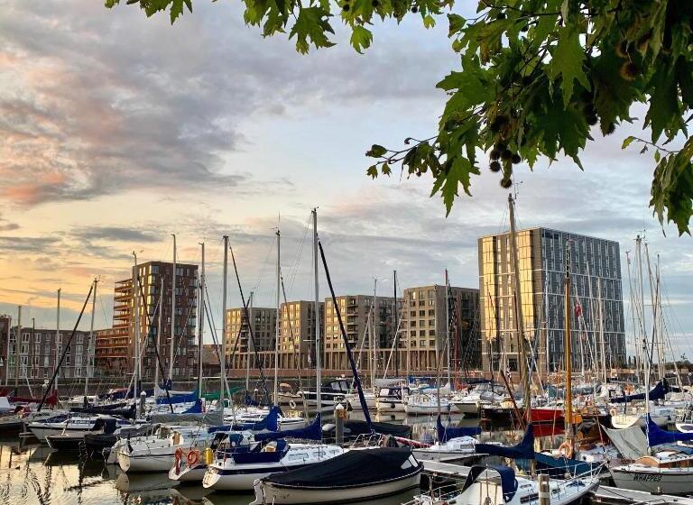 تختخواب و صبحانه Waterfront Studio