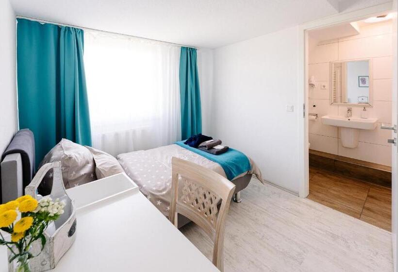 فندق صغير Gästehaus Am Flughafen Düsseldorf