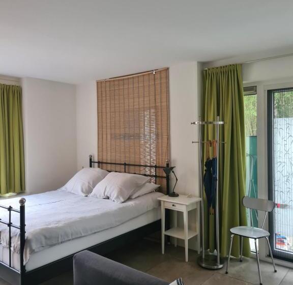 تختخواب و صبحانه Great Canal Studio   Water View & Free Parking