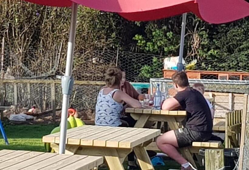 צימר The Jackdaw Pub Self Catering Static Caravan Free Breakfast Supplied