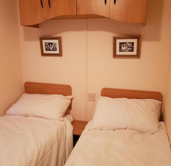 צימר The Jackdaw Pub Self Catering Static Caravan Free Breakfast Supplied