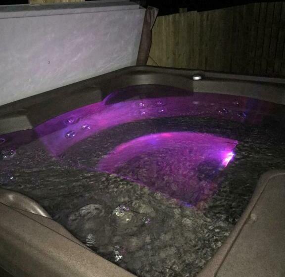 فندق Carriage Cottage Hot Tub