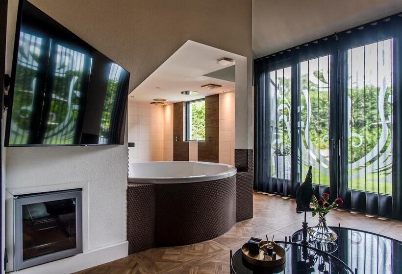 Отель Luxexcellent Super Suite