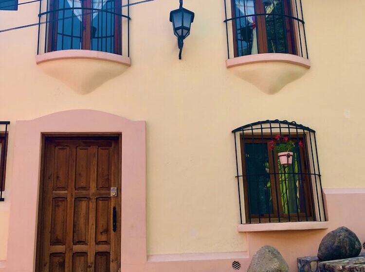 Отель Magnolias Boutique Suites & Spa