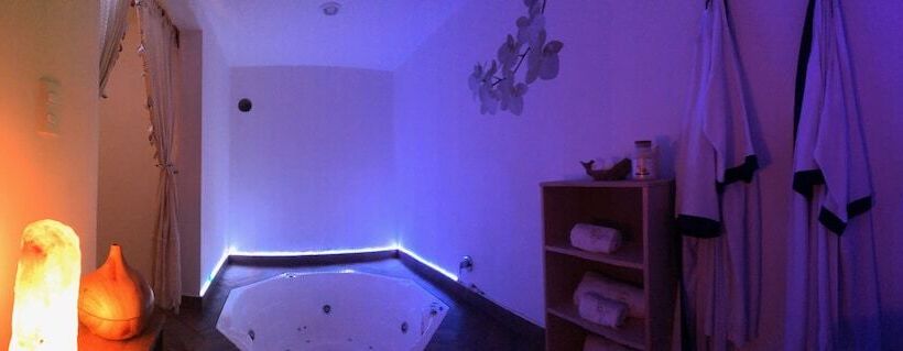 Отель Magnolias Boutique Suites & Spa