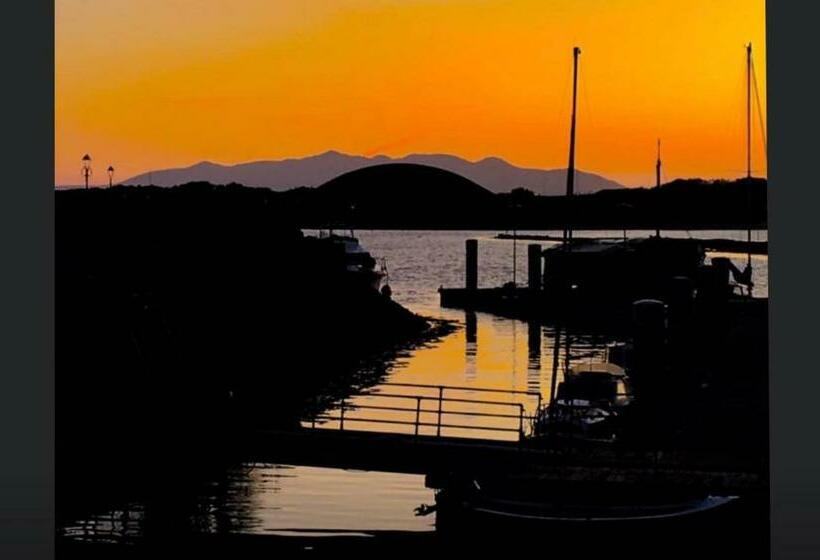 פנסיון Harbourlights Accomodation