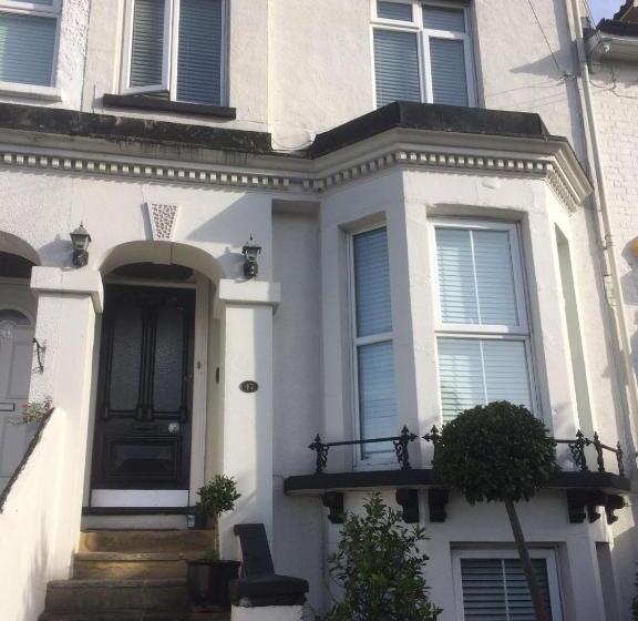 פנסיון Bay Lodge