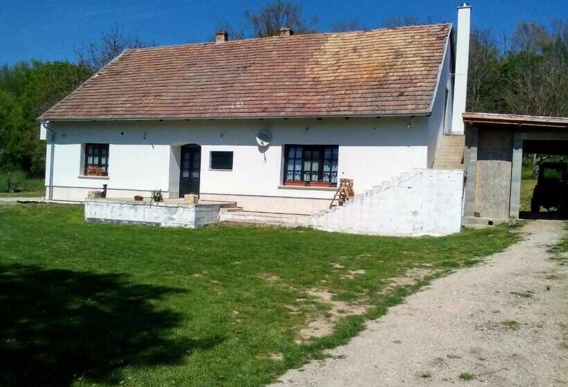 بنسيون Gerecse Vendégház