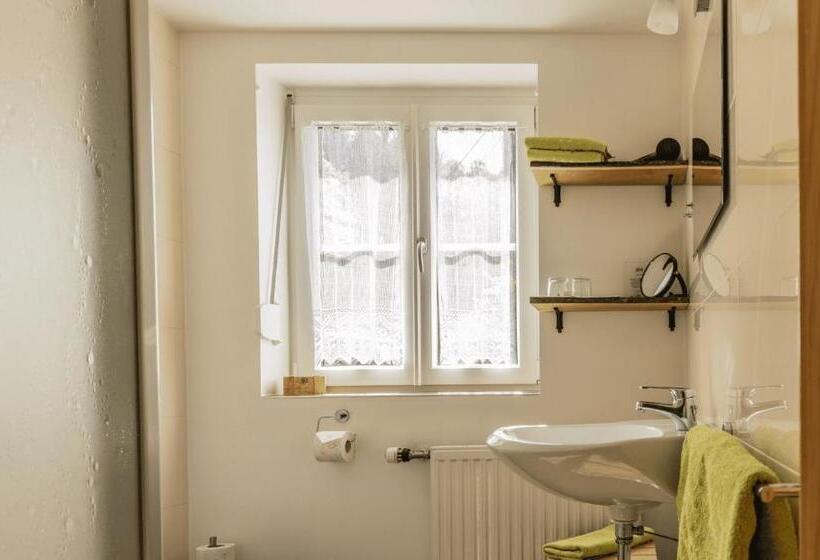 بنسيون Weingut & Buschenschank Pölzl