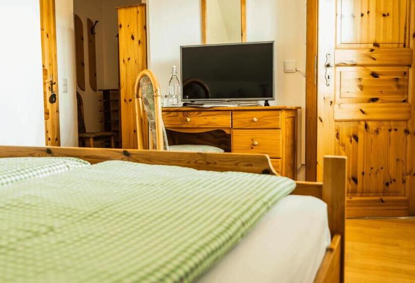 بنسيون Weingut & Buschenschank Pölzl