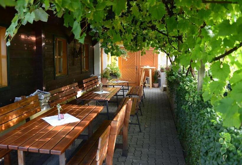 بنسيون Weingut & Buschenschank Pölzl
