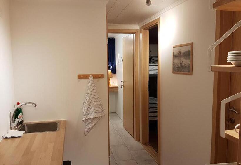 تختخواب و صبحانه Holiday Guesthouse