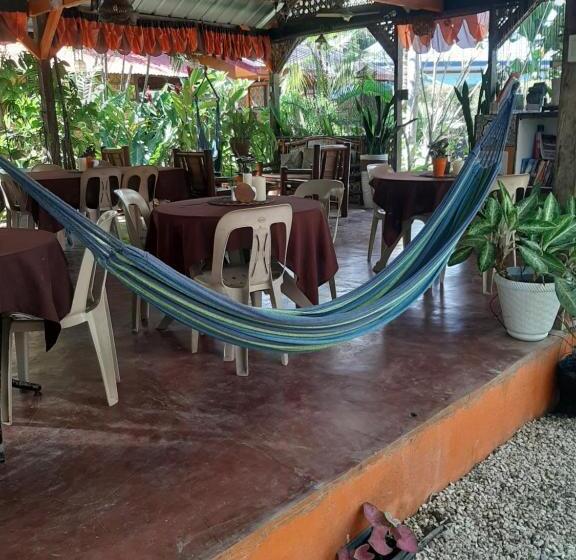 הוסטל Adrianas Place Backpackers Panglao