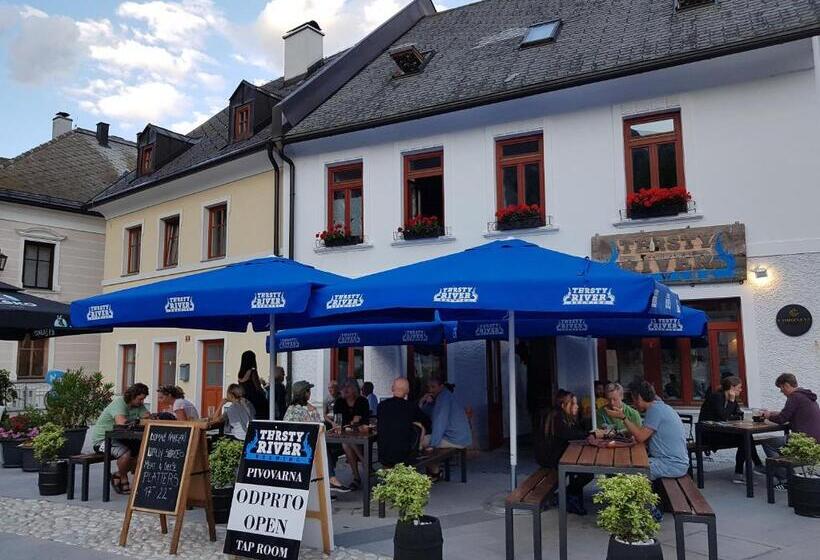 هاستل Thirsty River Rooms