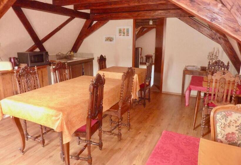 مبيت وإفطار Adrihof à Riquewihr, Cour De L Abbaye D Autrey