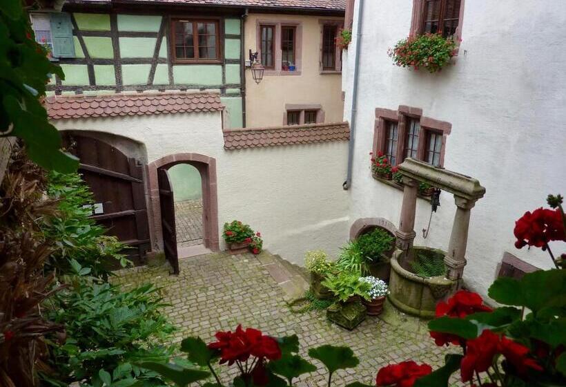 مبيت وإفطار Adrihof à Riquewihr, Cour De L Abbaye D Autrey