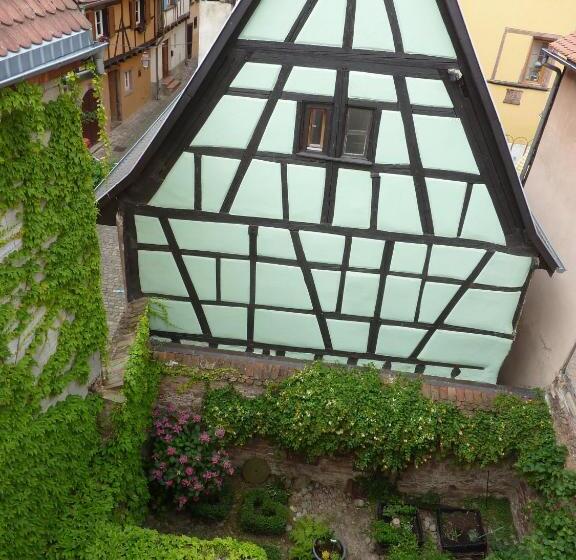 مبيت وإفطار Adrihof à Riquewihr, Cour De L Abbaye D Autrey
