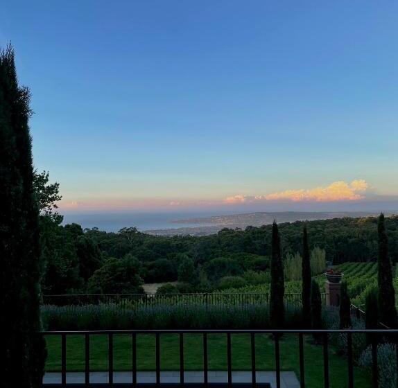 تختخواب و صبحانه Frogs Pond