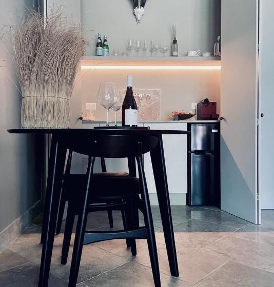 تختخواب و صبحانه Frogs Pond