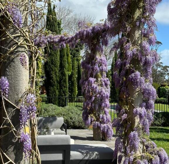 تختخواب و صبحانه Frogs Pond