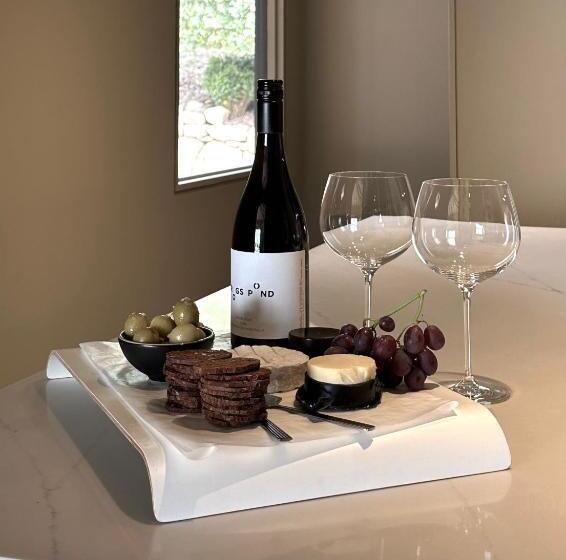 تختخواب و صبحانه Frogs Pond