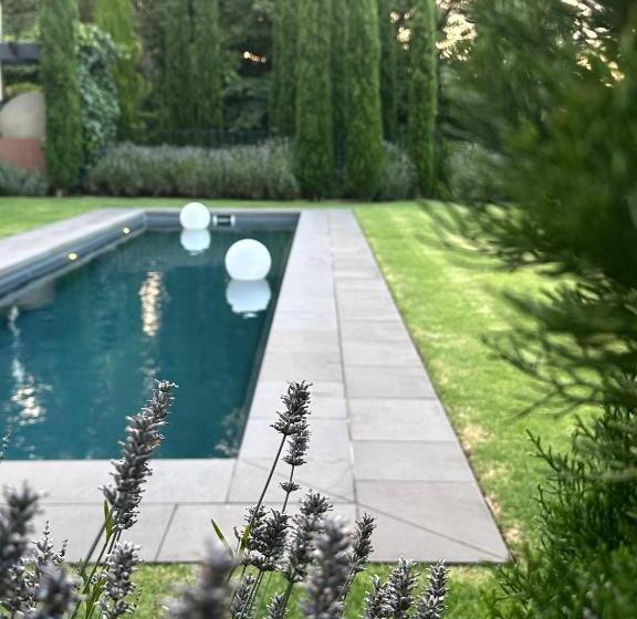 تختخواب و صبحانه Frogs Pond