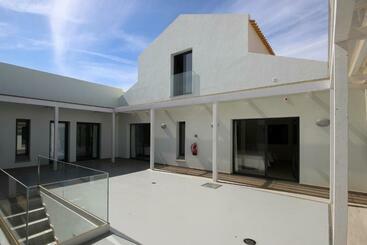 تختخواب و صبحانه L&f House