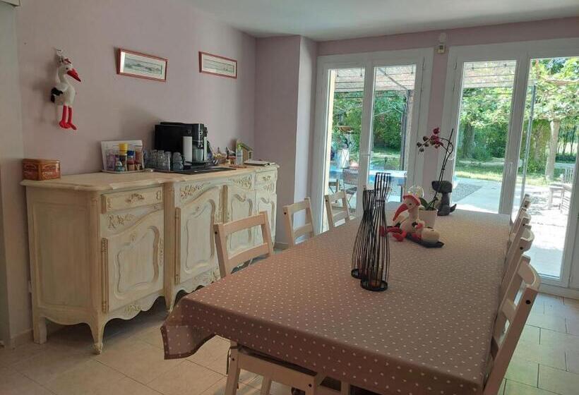 צימר Mas Des Cigognes