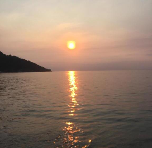 تختخواب و صبحانه Riverside At Aninuan Accommodation And Food