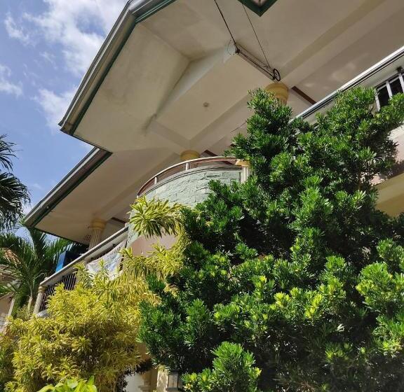 تختخواب و صبحانه Riverside At Aninuan Accommodation And Food