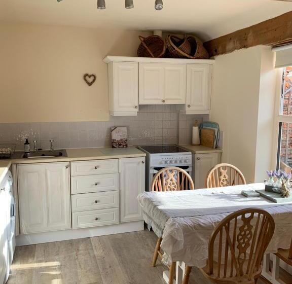 Отель Bramble Cottage At Waingrove Farm