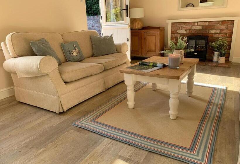 Отель Bramble Cottage At Waingrove Farm