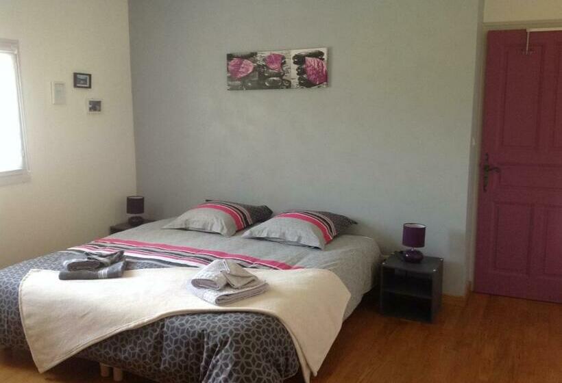 مبيت وإفطار Au Mas Des Graviers