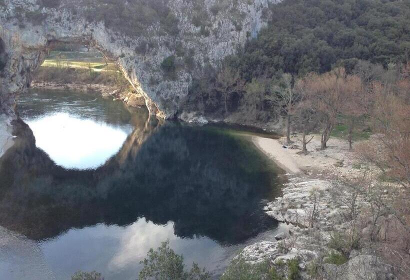 مبيت وإفطار Au Mas Des Graviers