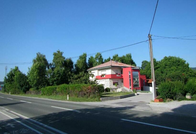 تختخواب و صبحانه Pod Orehi