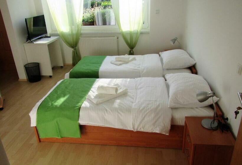 تختخواب و صبحانه Pod Orehi