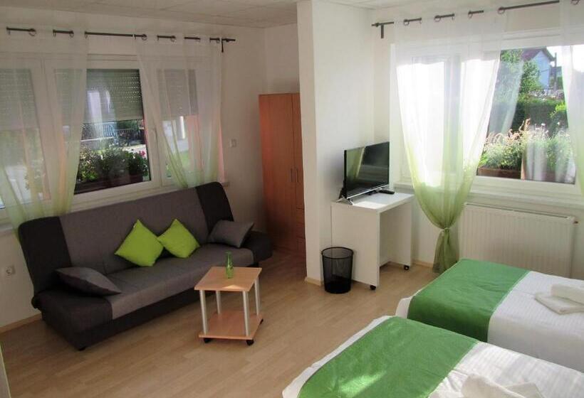 تختخواب و صبحانه Pod Orehi