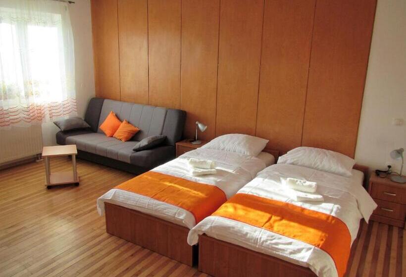 تختخواب و صبحانه Pod Orehi